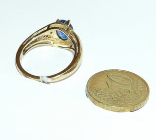 Einzelstück, klassischer Ring aus 925 Silber vergoldet, mit einem ovalen, facettierten, saphirblauen Cyanit, sicher eingefaßt in einem 4-Krapper-Chaton, die gravierte Ringschiene mit weißer Rhodinierung erweckt den Anschein von vielen kleinen "Brillanten", poliert, Ringweite 57 -	Einzelstücke nur erhältlich bei www.danilogold-shop.de