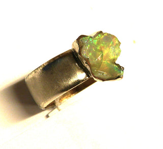 Handarbeit Unikat-Ring mit äthiopischem naturbelassenem schillernden Opal-Kristall (Welo-Opal) , grün-gelb, gehalten in einer Schalenfassung, 925 Silber, Ringschiene matt, Ringweite 60 - Sonderanfertigung nur bei Goldschmiede Danilo Hameln!