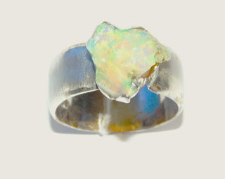 Handarbeit Unikat-Ring mit äthiopischem naturbelassenem schillernden Opal-Kristall (Welo-Opal) , grün-gelb, gehalten in einer Schalenfassung, 925 Silber, Ringschiene matt, Ringweite 60 - Sonderanfertigung nur bei Goldschmiede Danilo Hameln!