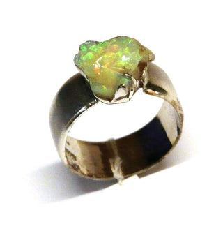 Handarbeit Unikat-Ring mit äthiopischem naturbelassenem schillernden Opal-Kristall (Welo-Opal) , grün-gelb, gehalten in einer Schalenfassung, 925 Silber, Ringschiene matt, Ringweite 60 - Sonderanfertigung nur bei Goldschmiede Danilo Hameln!