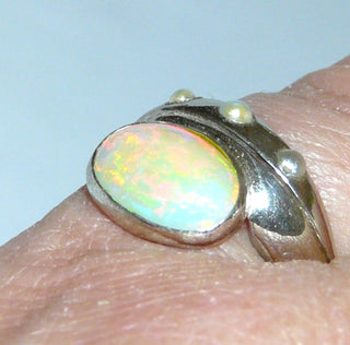 handgefertigtes Einzelstück, Unikat-Ring mit einem ovalen äthiopischen Opal + 3 halben Orientperlen, ovaler Cabochon quer zum Finger, herrlich schillernd in zarten orange-rot-grün-Tönen, aus massiv 925 Silber, Ringweite 53 - Besondere Unikate nur im Danilogold Onlineshop!