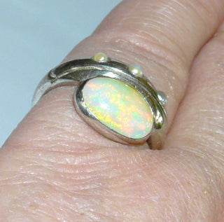handgefertigtes Einzelstück, Unikat-Ring mit einem ovalen äthiopischen Opal + 3 halben Orientperlen, ovaler Cabochon quer zum Finger, herrlich schillernd in zarten orange-rot-grün-Tönen, aus massiv 925 Silber, Ringweite 53 - Besondere Unikate nur im Danilogold Onlineshop!