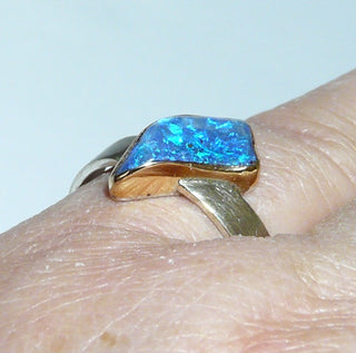 Handgefertigter Unikat-Ring, australischer Boulder-Opal, Farbe "lightning ridge" Fassung 750 Gelbgold,  925 Silber Boden + Ringschiene  - Handgefertigter Schmuck nur erhältlich bei www.danilogold-shop.de 