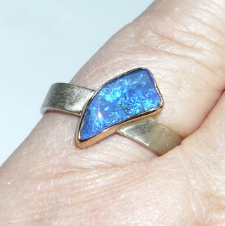 Handgefertigter Unikat-Ring, australischer Boulder-Opal, Farbe "lightning ridge" Fassung 750 Gelbgold,  925 Silber Boden + Ringschiene  - Handgefertigter Schmuck nur erhältlich bei www.danilogold-shop.de 