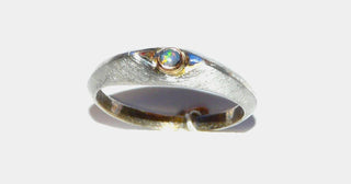 Handarbeit Unikat-Ring mit kleinem australischen Opal, 925 Silber Ringschiene + 750 Gelbgold Fassung, Ringweite 54 -Unikatschmuck nur erhältlich im Onlineshop von Juwelier & Goldschmiede Danilo aus der schönen Rattenfängerstadt Hameln!"