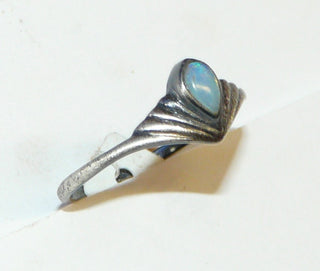 Unikat-Ring mit kleinem australischem Opal in Tropfenform, 925 Silber in den Tiefen geschwärzt / oxidiert, Ringweite 54 --Unikate + Einzelstücke nur im Onlineshop von Goldschmiede Danilo!