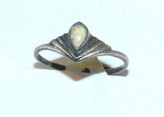 Unikat-Ring mit kleinem australischem Opal in Tropfenform, 925 Silber in den Tiefen geschwärzt / oxidiert, Ringweite 54 --Unikate + Einzelstücke nur im Onlineshop von Goldschmiede Danilo!