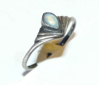 Unikat-Ring mit kleinem australischem Opal in Tropfenform, 925 Silber in den Tiefen geschwärzt / oxidiert, Ringweite 54 --Unikate + Einzelstücke nur im Onlineshop von Goldschmiede Danilo!