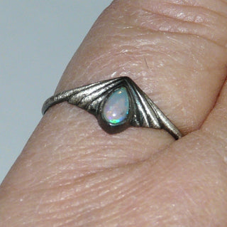 Unikat-Ring mit kleinem australischem Opal in Tropfenform, 925 Silber in den Tiefen geschwärzt / oxidiert, Ringweite 54 --Unikate + Einzelstücke nur im Onlineshop von Goldschmiede Danilo!