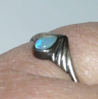 Unikat-Ring mit kleinem australischem Opal in Tropfenform, 925 Silber in den Tiefen geschwärzt / oxidiert, Ringweite 54 --Unikate + Einzelstücke nur im Onlineshop von Goldschmiede Danilo!