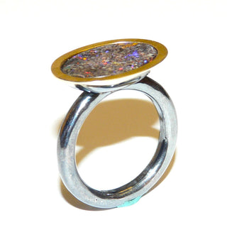 Handgefertigter Unikat-Ring mit einem australischer Opal-Matrix, Ring in 925 geschwärztem / oxidiertem Silber und 750 Gelbgold-Fassung, Runddraht-Schiene, Schalenfassung, Ringweite 61 - handgefertigte Einzelstücke finden Sie nur bei der Goldschmiede Danilo!