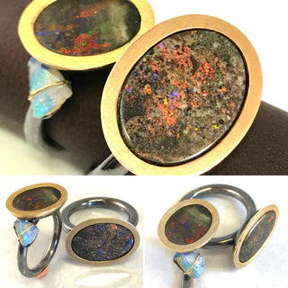 Handgefertigter Unikat-Ring mit einem australischer Opal-Matrix, Ring in 925 geschwärztem / oxidiertem Silber und 750 Gelbgold-Fassung, Runddraht-Schiene, Schalenfassung, Ringweite 61 - handgefertigte Einzelstücke finden Sie nur bei der Goldschmiede Danilo!