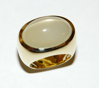 Handarbeit Unikat-Ring, Einzelstück, Statement-Ring, milchig-zartgrüner schimmernder Mondstein, ovaler Cabochon, 22,24 Karat,  585 Gelbgold, hochgezogen, quer gefaßt, Ringweite 56
- erhältlich im Onlineshop von Juwelier & Goldschmiede Danilo aus Hameln!"
