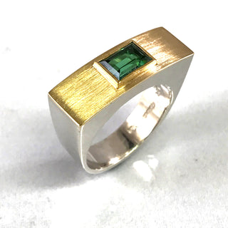Handgefertigtes Einzelstück, imposanter, massiver Unikat-Ring mit einem flaschengrünen, funkelnd facettierten Turmalin-Rechteck von 1,26 Karat, Ringschiene aus 925 Silber, sichtbare Oberfläche / Deckplatte und Fassung aus 750 Gelbgold, seidenmatt, Ringweite 59  Danilo