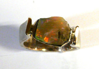 Handarbeit Unikat-Ring mit natürlichem äthiopischen Opal-Kristall schillernd in orange-grün, hochgezogene U-Form-Ringschiene, seidenmatt, 925 Silber, Ringweite ca. 59,5 - handgefertigte Einzelstücke finden Sie nur bei der Goldschmiede Danilo!