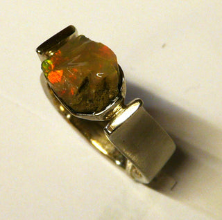 Handarbeit Unikat-Ring mit natürlichem äthiopischen Opal-Kristall schillernd in orange-grün, hochgezogene U-Form-Ringschiene, seidenmatt, 925 Silber, Ringweite ca. 59,5 - handgefertigte Einzelstücke finden Sie nur bei der Goldschmiede Danilo!