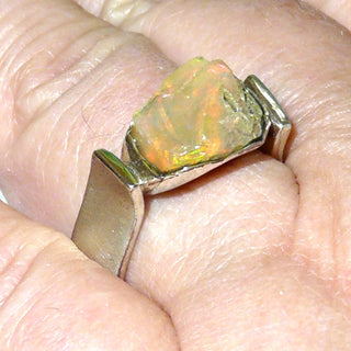 Handarbeit Unikat-Ring mit natürlichem äthiopischen Opal-Kristall schillernd in orange-grün, hochgezogene U-Form-Ringschiene, seidenmatt, 925 Silber, Ringweite ca. 59,5 - handgefertigte Einzelstücke finden Sie nur bei der Goldschmiede Danilo!