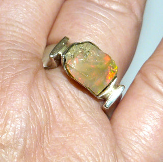 Handarbeit Unikat-Ring mit natürlichem äthiopischen Opal-Kristall schillernd in orange-grün, hochgezogene U-Form-Ringschiene, seidenmatt, 925 Silber, Ringweite ca. 59,5 - handgefertigte Einzelstücke finden Sie nur bei der Goldschmiede Danilo!