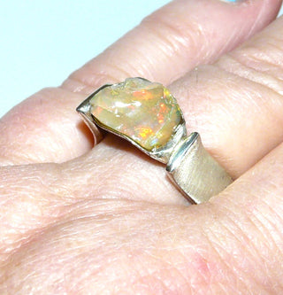 Handarbeit Unikat-Ring mit natürlichem äthiopischen Opal-Kristall schillernd in orange-grün, hochgezogene U-Form-Ringschiene, seidenmatt, 925 Silber, Ringweite ca. 59,5 - handgefertigte Einzelstücke finden Sie nur bei der Goldschmiede Danilo!