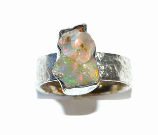 Handarbeit Unikat-Ring mit natürlichem äthiopischen Opal-Kristall, schillernd in rot-grün-blau, 925 Silber, strukturierte Ringoberfläche matt, Ringweite 60 - Unikatschmuck nur erhältlich im Onlineshop von Juwelier & Goldschmiede Danilo aus der schönen Rattenfängerstadt Hameln!"