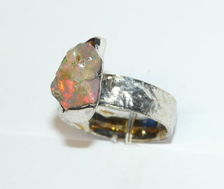 Handarbeit Unikat-Ring mit natürlichem äthiopischen Opal-Kristall, schillernd in rot-grün-blau, 925 Silber, strukturierte Ringoberfläche matt, Ringweite 60 - Unikatschmuck nur erhältlich im Onlineshop von Juwelier & Goldschmiede Danilo aus der schönen Rattenfängerstadt Hameln!"