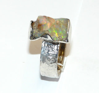 Handarbeit Unikat-Ring mit natürlichem äthiopischen Opal-Kristall, schillernd in rot-grün-blau, 925 Silber, strukturierte Ringoberfläche matt, Ringweite 60 - Unikatschmuck nur erhältlich im Onlineshop von Juwelier & Goldschmiede Danilo aus der schönen Rattenfängerstadt Hameln!"