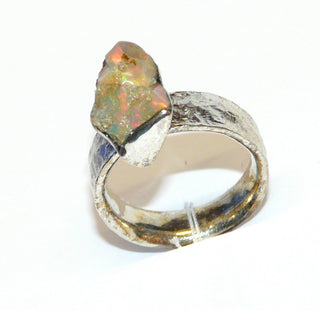 Handarbeit Unikat-Ring mit natürlichem äthiopischen Opal-Kristall, schillernd in rot-grün-blau, 925 Silber, strukturierte Ringoberfläche matt, Ringweite 60 - Unikatschmuck nur erhältlich im Onlineshop von Juwelier & Goldschmiede Danilo aus der schönen Rattenfängerstadt Hameln!"