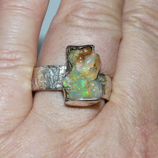 Handarbeit Unikat-Ring mit natürlichem äthiopischen Opal-Kristall, schillernd in rot-grün-blau, 925 Silber, strukturierte Ringoberfläche matt, Ringweite 60 - Unikatschmuck nur erhältlich im Onlineshop von Juwelier & Goldschmiede Danilo aus der schönen Rattenfängerstadt Hameln!"