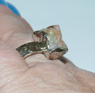 Handarbeit Unikat-Ring mit natürlichem äthiopischen Opal-Kristall, schillernd in rot-grün-blau, 925 Silber, strukturierte Ringoberfläche matt, Ringweite 60 - Unikatschmuck nur erhältlich im Onlineshop von Juwelier & Goldschmiede Danilo aus der schönen Rattenfängerstadt Hameln!"