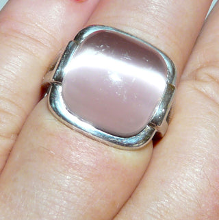 rosa Einzelstück, Vintage Kissen-Ring mit Katzenaugen-Effekt aus massiv 925 Silber, poliert, Cabochon-Schliff, quadratisch mit abgerundeten Ecken, als Rosenquarz-Replik, um 1990, Ringweite 54,5 - Goldschmiede Danilo