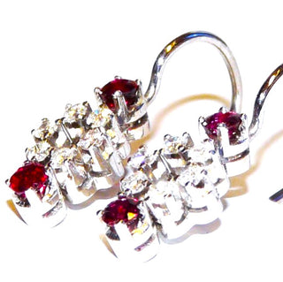 Einzelstücke, handgefertigte Unikat-Ohrringe mit je 2 blutroten, funkelnd facettierten Rubinen sowie 6 Brillanten von zusammen 0,48 Karat TW-Si, 750 Weißgold, Krappenfassungen und Fischerhaken, Juwelen-Style - www.danilogold-shop.de 