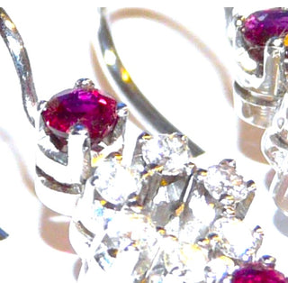 Einzelstücke, handgefertigte Unikat-Ohrringe mit je 2 blutroten, funkelnd facettierten Rubinen sowie 6 Brillanten von zusammen 0,48 Karat TW-Si, 750 Weißgold, Krappenfassungen und Fischerhaken, Juwelen-Style - www.danilogold-shop.de 