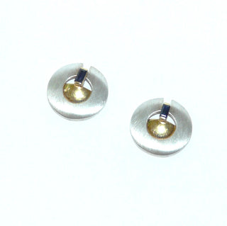 Einzelstücke, Saphir-Ohrstecker "Kreis" aus seidenmattem 925 Silber + poliertem 585 Gold-Halbkreis, mit je einem funkelnd facettierten Saphir-Baguette. -	Einzelstücke nur erhältlich bei www.danilogold-shop.de