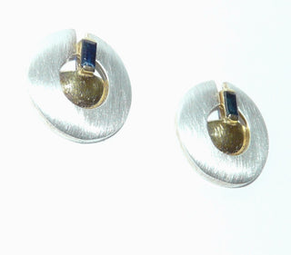 Einzelstücke, Saphir-Ohrstecker "Kreis" aus seidenmattem 925 Silber + poliertem 585 Gold-Halbkreis, mit je einem funkelnd facettierten Saphir-Baguette. -	Einzelstücke nur erhältlich bei www.danilogold-shop.de