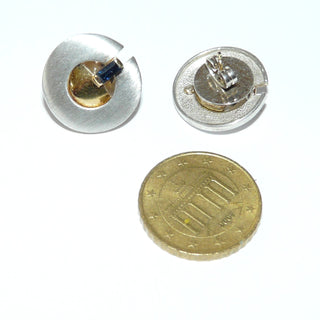 Einzelstücke, Saphir-Ohrstecker "Kreis" aus seidenmattem 925 Silber + poliertem 585 Gold-Halbkreis, mit je einem funkelnd facettierten Saphir-Baguette. -	Einzelstücke nur erhältlich bei www.danilogold-shop.de