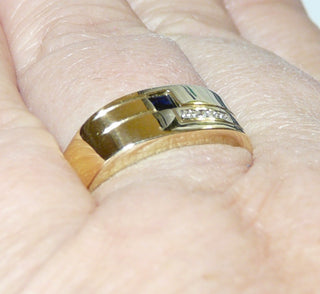 Einzelstück, Saphir-Ring, klassischer Herrenring in rechteckiger Grundform aus 333 Gold mit einem quadratischen, facettierten Saphir + einem Diamant, Ringweite 61,5. -	Herrenschmuck in Gold & Silber nur bei www.danilogold-shop.de