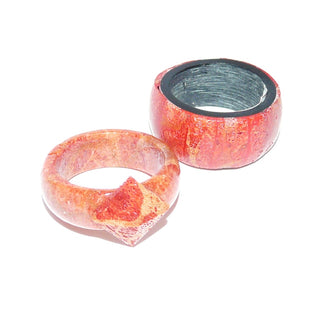 Einzelstück-Set, Schaumkorallenringe, 2-teiliges Ring-Set mit einem Ring aus Stein geschnitten mit einer Pyramide als Oberteil Ringweite 59,5 +&nbsp; einem gleichlaufenden Ring mit einer Fingerauflage aus Holz Ringweite 57,5 -&nbsp; Goldschmiede Danilo