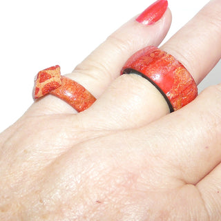 Einzelstück-Set, Schaumkorallenringe, 2-teiliges Ring-Set mit einem Ring aus Stein geschnitten mit einer Pyramide als Oberteil Ringweite 59,5 +&nbsp; einem gleichlaufenden Ring mit einer Fingerauflage aus Holz Ringweite 57,5 -&nbsp; Goldschmiede Danilo