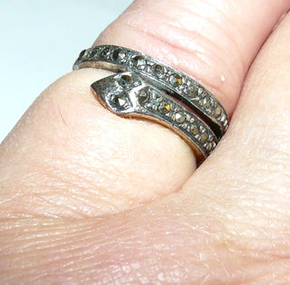 Einzelstück, Ring aus 925 Silber in Form einer sich um den Finger windenden Schlange, Replik im Stil um 1900, rundherum mit Markasiten ausgefüllt, poliert, Ringweite 48,5 - Unikate und Pretiosen nur erhältlich im Onlineshop der Goldschmiede Danilo!