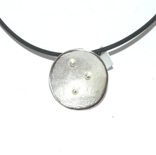 Schlichtes Einzelstück, schalenförmiger Anhänger aus massiv 925 Silber, matt mit polierten Akzenten, 3 aufgelötete Kugeln in der Schale asymmetrisch verteilt, verdeckte Öse - Goldschmiede Danilo