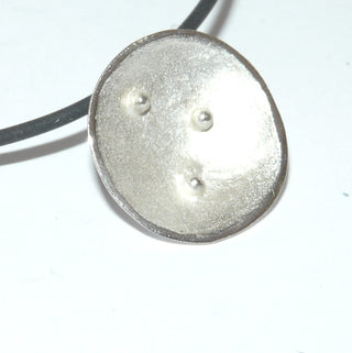 Schlichtes Einzelstück, schalenförmiger Anhänger aus massiv 925 Silber, matt mit polierten Akzenten, 3 aufgelötete Kugeln in der Schale asymmetrisch verteilt, verdeckte Öse - Goldschmiede Danilo