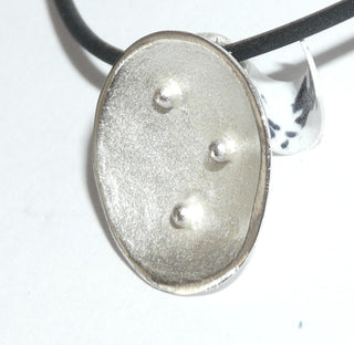 Schlichtes Einzelstück, schalenförmiger Anhänger aus massiv 925 Silber, matt mit polierten Akzenten, 3 aufgelötete Kugeln in der Schale asymmetrisch verteilt, verdeckte Öse - Goldschmiede Danilo