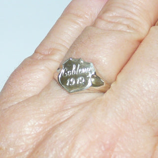 Vintage-Einzelstück, 800 Silberring, Herrenring in Schildform, zierlicher Siegelring, in regionale Handgravur "Coblenz 1919", Ringweite 62, Art Deco 1919 - Goldschmiede Danilo