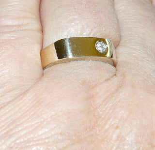 Einzelstück, schmaler Siegelring, klassischer Herrenring aus 333 warmweißen Weißgold mit einem Brillant von 0,05 Karat glatt in die Ringschiene eingefaßt, Ringweite 57,5 -	Nur erhältlich bei www.danilogold-shop.de