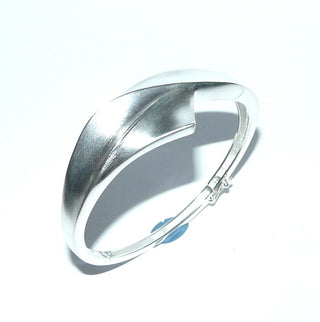 Einzelstück, Armreif, Armspange aus massivem 925 Silber, seidenmatt mit polierten Seitenflächen + Kanten, Verschluß mit einer Sicherheitsacht, oval, Innenumfang 17,5 cm -	Unikatschmuck nur erhältlich im Onlineshop von Juwelier & Goldschmiede Danilo! 