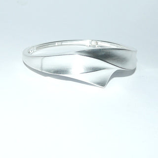 Einzelstück, Armreif, Armspange aus massivem 925 Silber, seidenmatt mit polierten Seitenflächen + Kanten, Verschluß mit einer Sicherheitsacht, oval, Innenumfang 17,5 cm -	Unikatschmuck nur erhältlich im Onlineshop von Juwelier & Goldschmiede Danilo! 