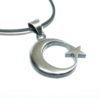 rundes Einzelstück, Silberanhänger "Mondstern Orient" aus massiv 925 Silber, in den Tiefen geschwärzt, seidenmatt, Dreieckschlaufe - Goldschmiede Danilo