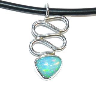 geschwungenes handgefertigtes Einzelstück, länglicher Unikat-Anhänger mit einem äthiopischen Opal, abgerundetes Triangel schillernd in blau-Grün, 925 Silber in Schlaufen gelegter Runddraht, ca. 32 mm - Handgefertigtes Unikat! Nur im Danilo Gold Online Shop