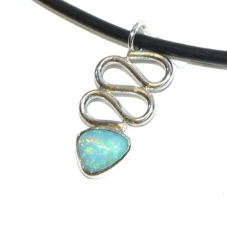 geschwungenes handgefertigtes Einzelstück, länglicher Unikat-Anhänger mit einem äthiopischen Opal, abgerundetes Triangel schillernd in blau-Grün, 925 Silber in Schlaufen gelegter Runddraht, ca. 32 mm - Handgefertigtes Unikat! Nur im Danilo Gold Online Shop