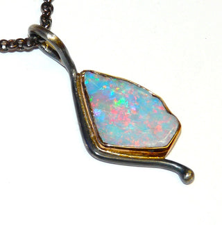 Handgefertigter Unikat-Anhänger mit australischer Opal-Doublette, ca. 30 mm x 17 mm , 925 Silber + 750 Gelbgold - Handarbeit in besonderer Form! Nur in der Goldschmiede Danilo.